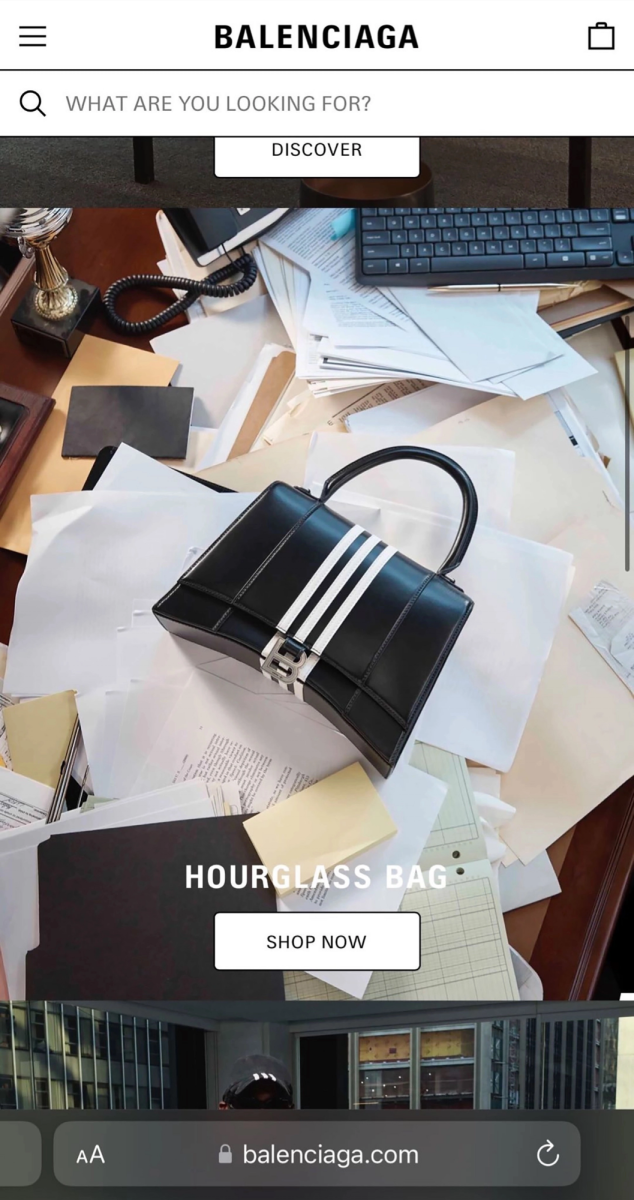 Los usuarios notaron que en una foto promocional, donde se muestra la cartera Balenciaga x Adidas Hourglass, había un pieza legal, y rápidamente identificaron el documento como una copia del fallo de la Corte Suprema de Estados Unidos del caso “Estados Unidos vrs. Williams”. 