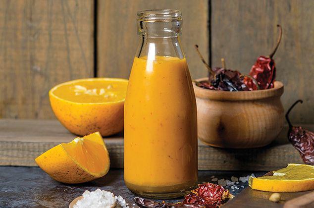 Aderezo dulce de naranja. Ingredientes: 3 cucharadas de jugo de naranja, 2 cucharadas de aceite de oliva ,1 cucharadita de miel, y sal y pimienta. Ideal para ensaladas con zanahoria o repollo