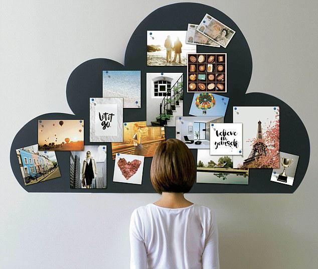 3. Selecciona cuidadosamente el lugar para tu vision board, ya que lo verás todos los días. Asegúrate de elegir un espacio que te inspire y te permita conectar con tus metas diariamente.