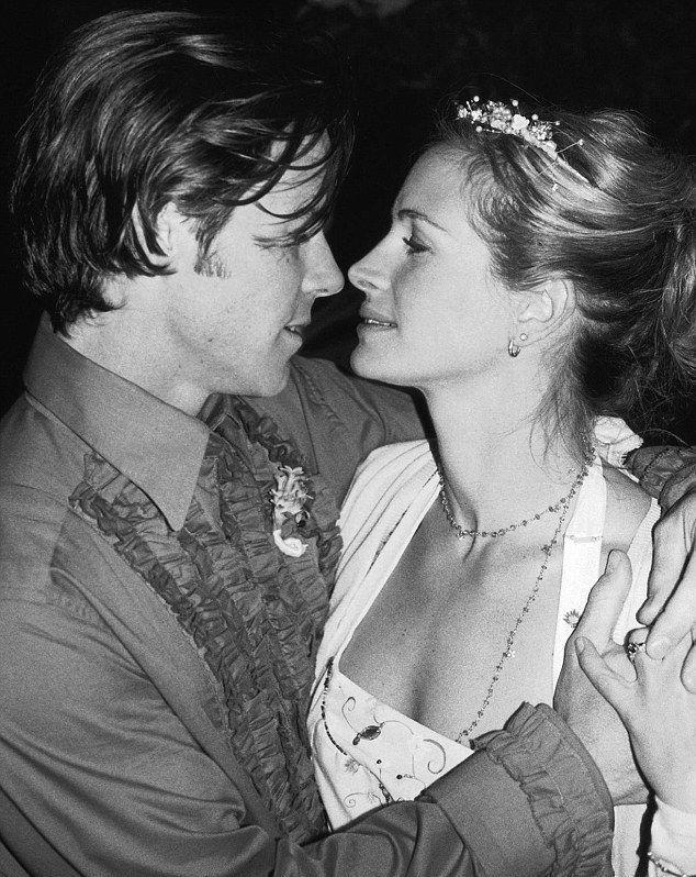 Julia Roberts y el cineasta Daniel Moder se conocieron durante el rodaje de la película “El Mexicano”. Tuvieron una boda secreta en 2002 en un rancho en Nuevo México. La pareja ha estado casada por más de dos décadas y el amor sigue vivo como el primer día.
