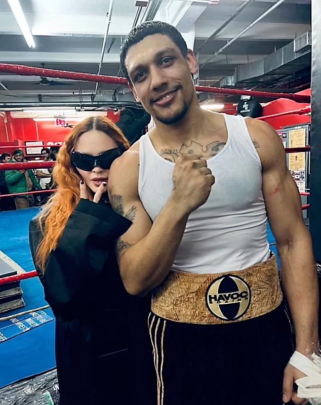 El duelo no duró mucho. Madonna anunció esta semana en sus redes sociales que Josh Popper es su nueva ilusión. El ‘<i>toy boy</i>’ de la cantante es boxeador y entrenador personal, tiene 29 años y vive en Long Island, New York
