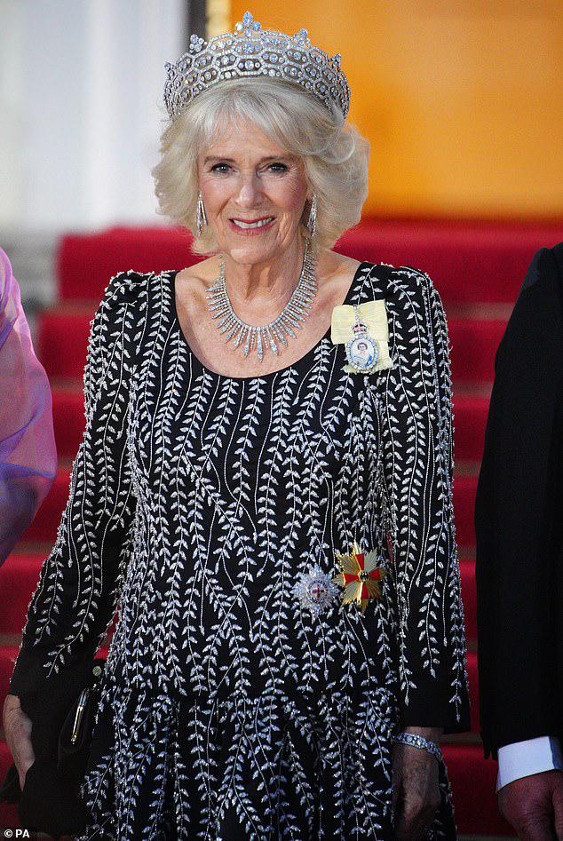 Para la cena de Estado, Camila vistió un diseño en negro y plateado de Bruce Oldfield, que complementó con aretes de Boucheron, una tiara de diamantes y en el cuello, la tiara City of London, convertida en gargantilla por la reina Isabel II, que data del siglo XIX. La reina consorte lució además la Gran Cruz de la Federal Order of Merit que le otorgó ese día el presidente de Alemania, Frank-Walter Steinmeier 
