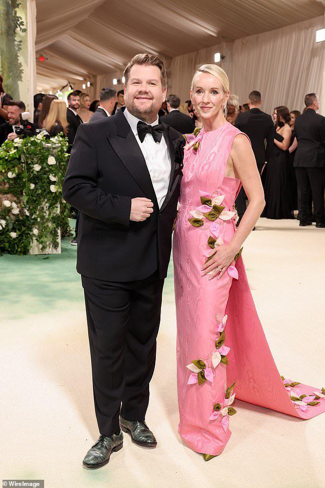 James Corden y Julia Carey.