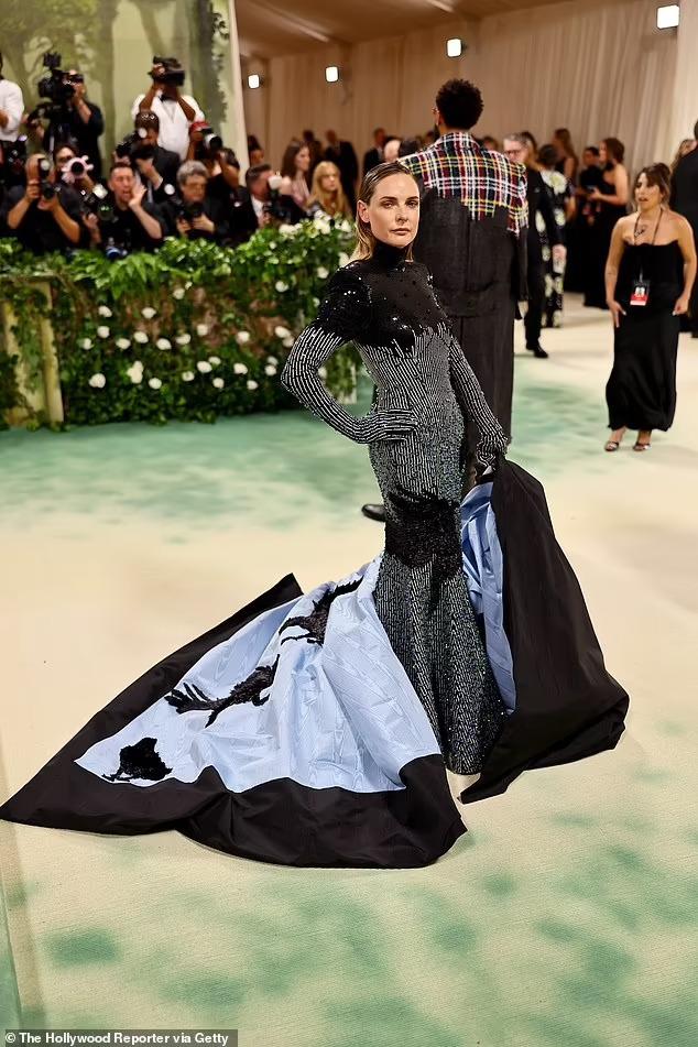 El tan esperado debut de Rebecca Ferguson en la Met Gala 2024, deslumbró a todos con su llegada a la alfombra roja.