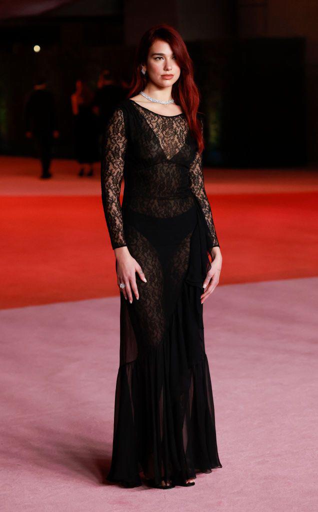 <b>Dua Lipa</b> deslumbra con su belleza en un deslumbrante vestido negro transparente de la prestigiosa casa de moda francesa Chanel, destacando su estilo audaz y contemporáneo.