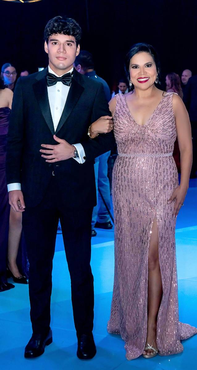 Desfile de Padres e Hijos en la gala de graduación de la Escuela Internacional Sampedrana 2026