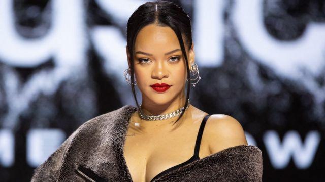 <b>Rihanna</b>La barbadense sufrió violencia física por parte del cantante Chris Brown. Después de una presentación de Grammy en el 2009, protagonizaron una fuerte discusión en plena calle y Rihanna terminó en el hospital con un ojo morado, un labio roto e hinchado y dos moretones en ambos lados de la frente.