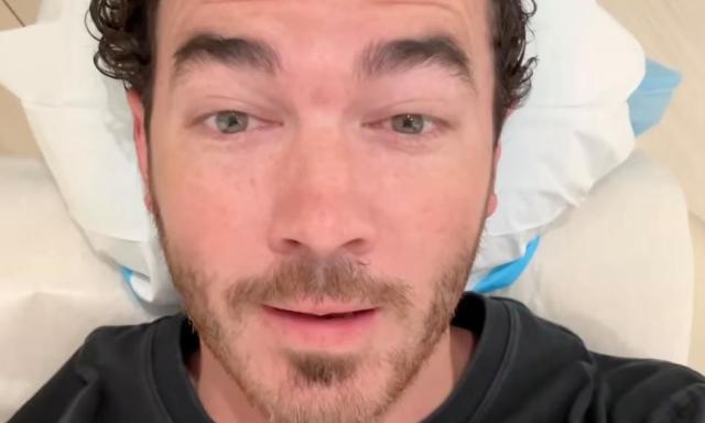 Kevin fue claro con el público diciendo: “Asegúrense de revisar esos lunares”. Esto sirvió para hacer un recordatorio de priorizar la salud de la piel y hacerse chequeos dermatológicos regulares.