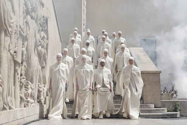 “Expresar nuestra individualidad está bien, pero a veces, expresar nuestra unidad y nuestra necesidad de apoyarnos mutuamente, no está mal tampoco...sobre todo ante la explosión de intolerancia que experimentamos en estos momentos”, describió Rick Owens.