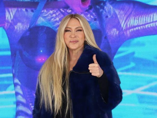 La cantante mexicana Yuri se encuentra salpicada por la controversia. A sus 58 años está siendo acusada de abusar de las cirugías y los cuestionamientos surgieron luego de que la intérprete de “Detrás de mi ventana” colgara un video en el que los followers aseguraran que la ven con el rostro totalmente diferente.