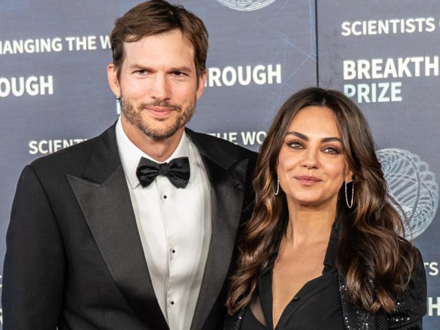Ashton Kutcher y Mila Kunis se conocieron en el set de “That ‘70s Show”. Fue hasta años después que la pareja se reencontró y ahí comenzó su amor. Se casaron el 4 de julio de 2015 en California.