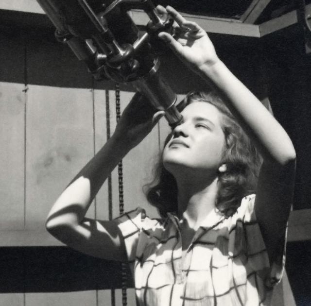 La astrónoma estadounidense Vera Rubin. Al intentar resolver el problema de rotación de la galaxia, Rubin obtuvo en 1970 las evidencias más fuertes hasta ese momento de la existencia de la materia oscura. Su trabajo pionero permitió determinar que más del 90% del universo está compuesto por esta sustancia impalpable. Gracias a ella, el gran público supo que parece faltar la mayor parte del universo.