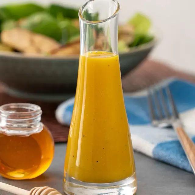 Aderezo de miel y mostaza. Ingredientes: 2 cucharadas de mostaza, 1 cucharada de miel, 2 cucharadas de aceite de oliva, 1 cucharada de vinagre y sal y pimienta. Una opción excelente para ensaladas con pollo