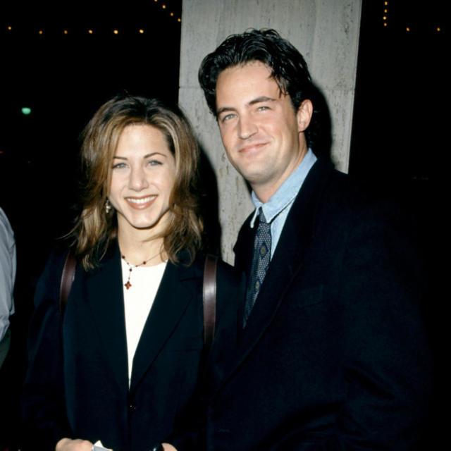 <b>Jennifer Aniston</b>Matthew Perry anhelaba una conexión más profunda con Jennifer Aniston, su colega en ‘Friends’. A pesar de no compartir los mismos sentimientos, su respeto y afecto perduraron a lo largo de los años que trabajaron juntos, demostrando una admirable complicidad.