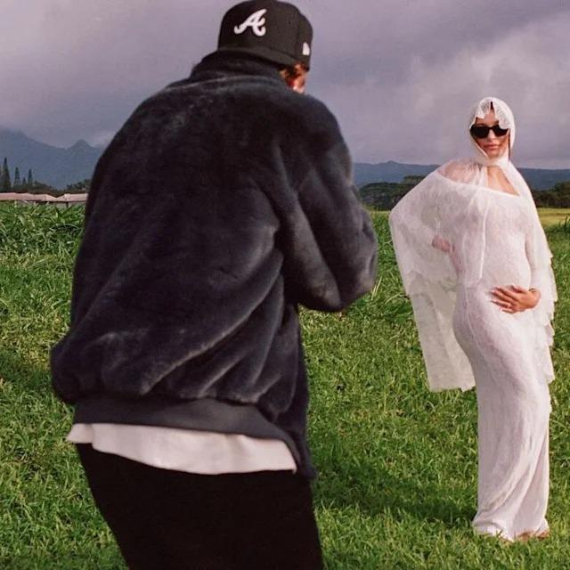 El 9 de mayo, Hailey y Justin Bieber emocionaron a sus seguidores al compartir la hermosa noticia de la próxima llegada de su bebé. El anuncio, lleno de arte y sensibilidad, se materializó en un video cuidadosamente producido, protagonizado por Hailey, quien lucía un conjunto recatado que cubría su figura de pies a cabeza.