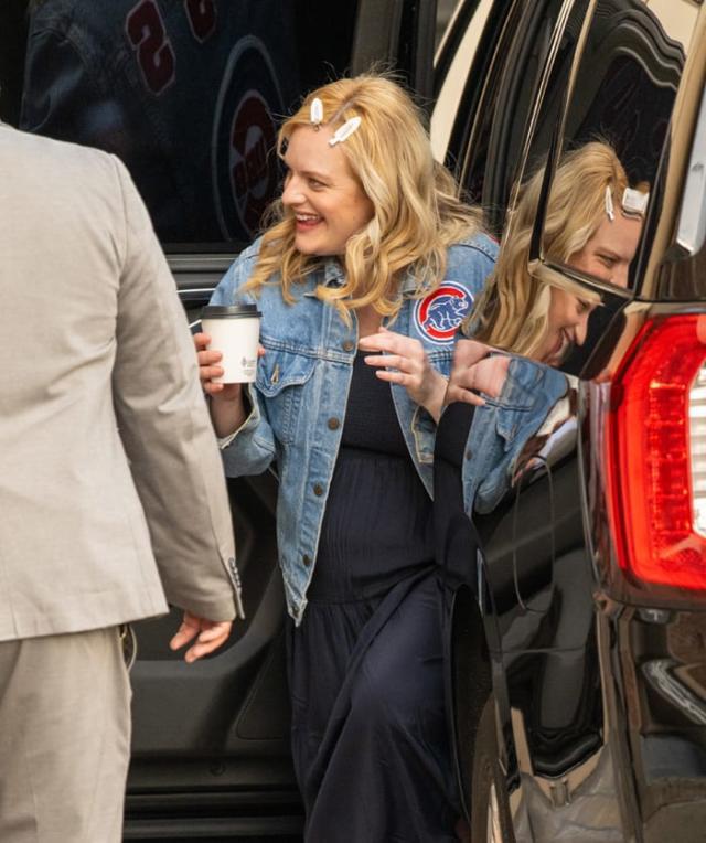 Elisabeth Moss anunció en enero por sorpresa que esperaba su primer hijo, sin embargo, no dio más detalles sobre su futura maternidad, pero sí dejó claro que estaba teniendo un embarazo muy tranquilo.