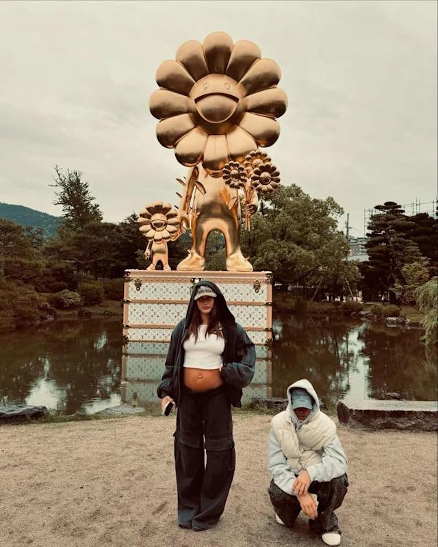 Justin compartió esta fotografía que documenta el crecimiento de su futuro bebé, mostrando a Hailey con un top corto blanco y unos jeans holgados, destacando así cómo su pancita ha crecido en los últimos días.