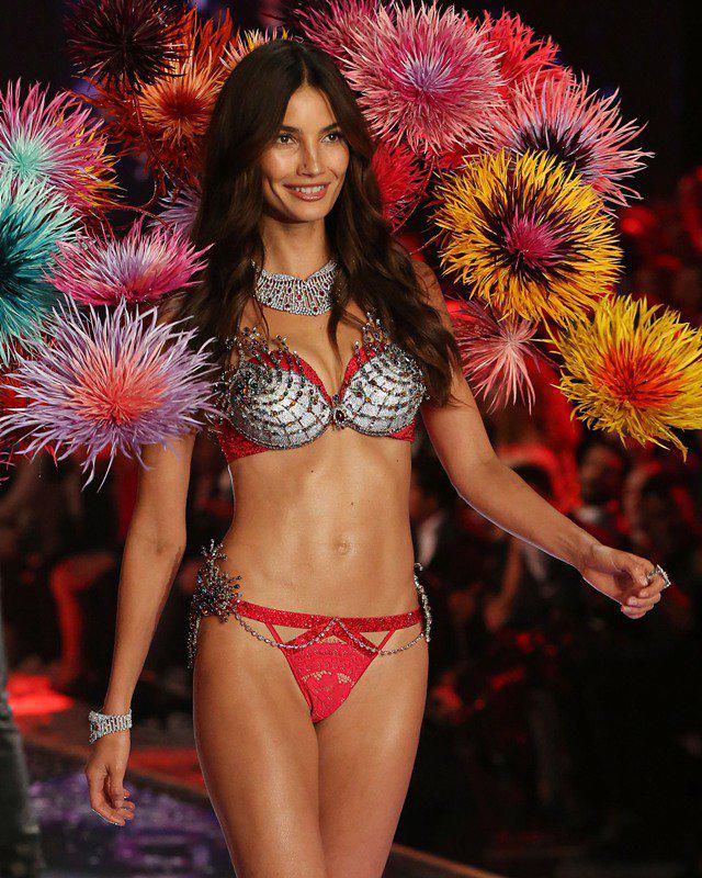 <b>Lily Aldridge (2015) - Fireworks Fantasy Bra</b>Lily Aldridge modeló un bra inspirado en fuegos artificiales, con diamantes, zafiros y otras gemas en oro amarillo de 18 quilates. El valor era de 2 millones de dólares.