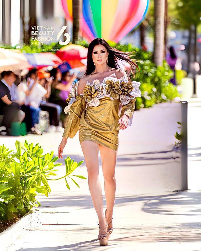 La copaneca utilizó un mini gold dress para el Vietnam Beauty Fashion Fest; este vestido fue diseñado por la casa de moda vietnamita RITARA.