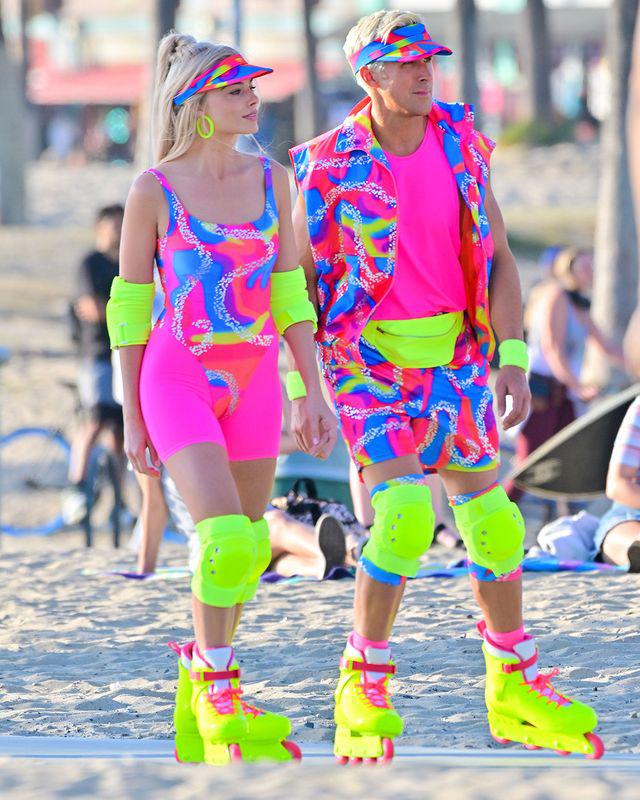 Barbie y Ken. Aunque aún no hemos visto la película de Barbie, las fotos que se han filtrado han alimentado poderosamente nuestras expectativas. Para recrear estos icónicos trajes solo necesitaras combinar trajes de patinaje sobre en tonos neón o disfraces de vaquero color rosa fuerte. 