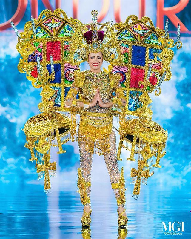 Britthany deslumbró en el concurso Miss Grand International 2023 con su impresionante atuendo “Tesoros de la Virgen de Suyapa, Reina de Honduras”. Su elección del traje típico rindió homenaje a la cultura hondureña y capturó la atención de todos con su elegancia y autenticidad.