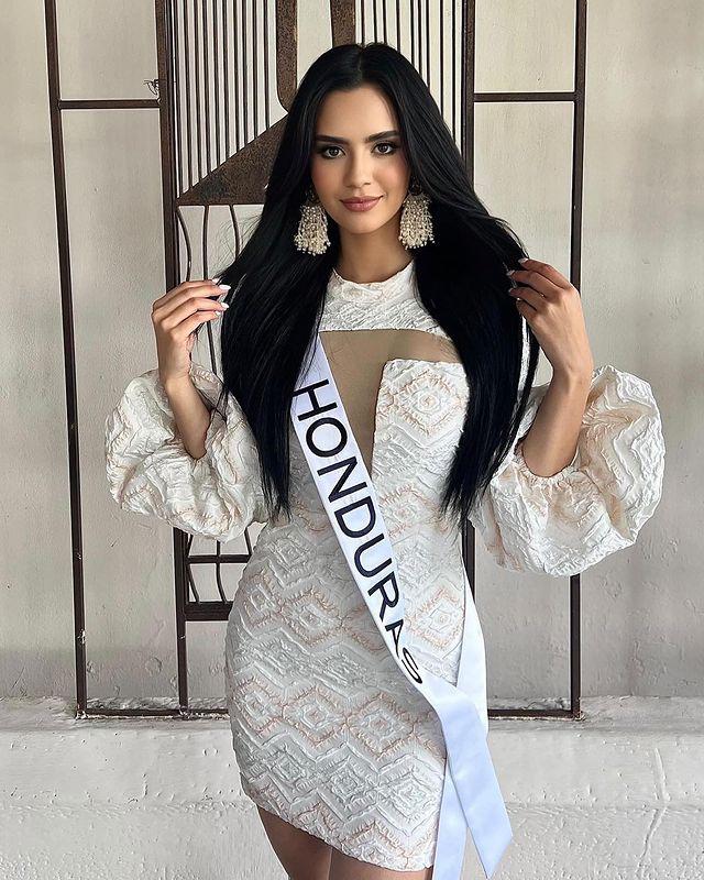Zu Clemente deslumbró a todos con su impecable estilo en El Salvador, vistiendo un deslumbrante vestido corto blanco con mangas llamativas de Bora Bora y complementado su outfit con accesorios de Belle Fleur.