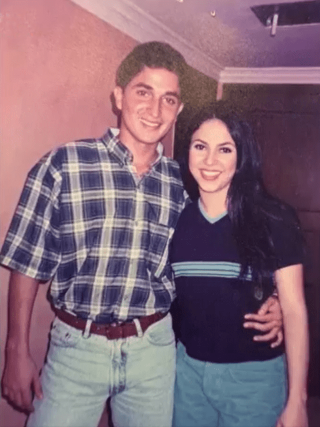 <i><b>Óscar Pardo</b></i>Fue el primer amor de Shakira y salieron cuando ella tenía 13 años y él 15. La cantante reveló que Óscar Pardo era su vecino cuando ella vivía en Barranquilla, Colombia.