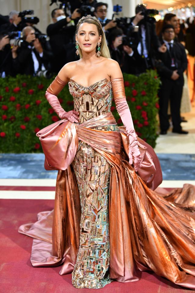 Blake LivelyLa actriz confesó a People que, a pesar de estar en la misma ciudad, no estaría presente en la Met Gala, pero que la estará viendo en su sofá.