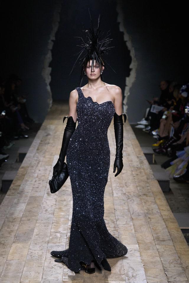 El color negro excedió con potencia en cada traje, pero el rojo, el rosa, el morado y el gris también tuvieron su presencia en algunos looks. 