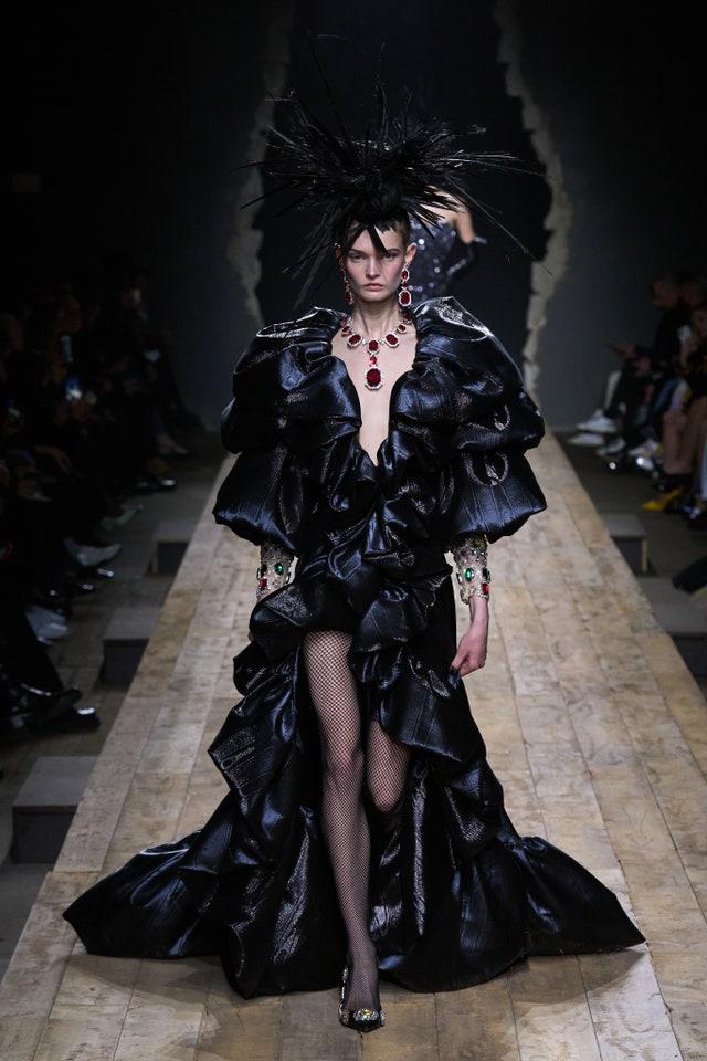 Jeremy Scott se inspiró en la pintura de Salvador Dalí “Melting Clothes” para construir las goteantes faldas de traje y los vestidos de punto.
