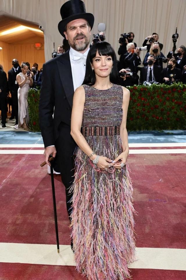 David Harbour y Lily Allen