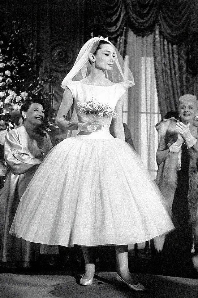 Funny FaceAudrey Hepburn se ve grandiosa en todo lo que usa, y este vestido de Givenchy no fue la excepción. 