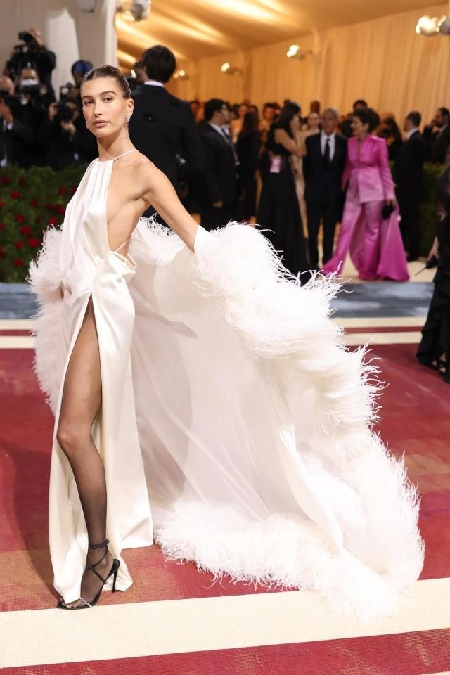 Hailey Bieber en Saint Laurent