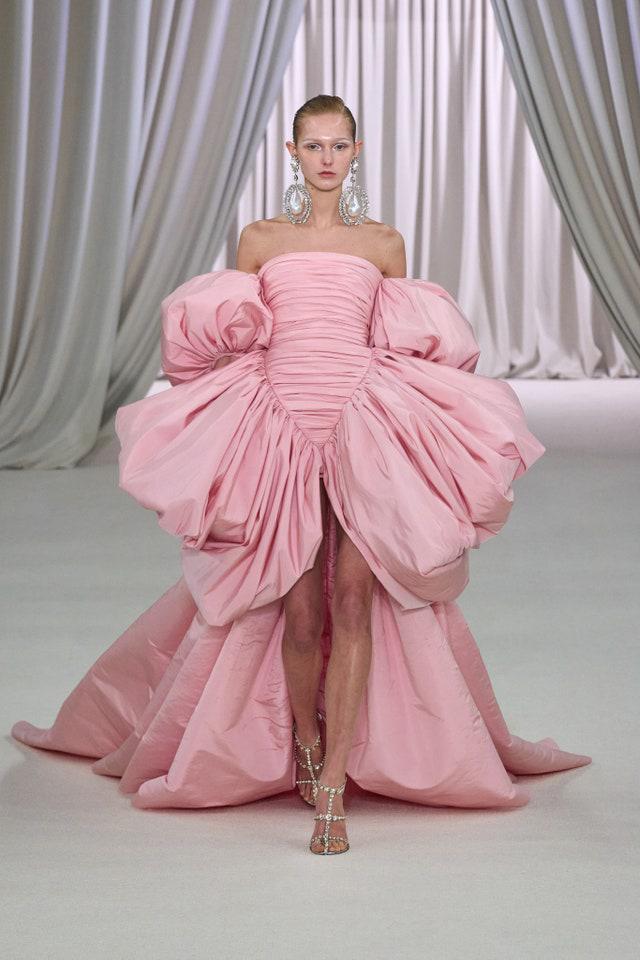 Giambattista Valli presenta colección Alta Costura Primavera-Verano 2023