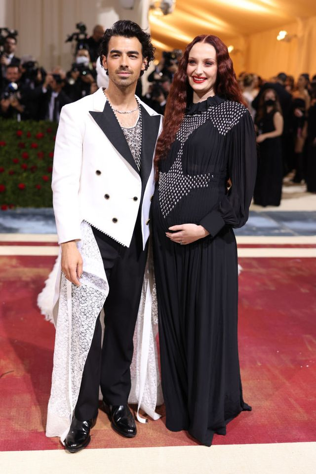 Joe Jonas y Sophie TurnerSe especula que la pareja no asistió debido a que Sophie mostró accidentalmente a su hija en una historia de Instagram y quieren mantener el perfil bajo por los momentos.