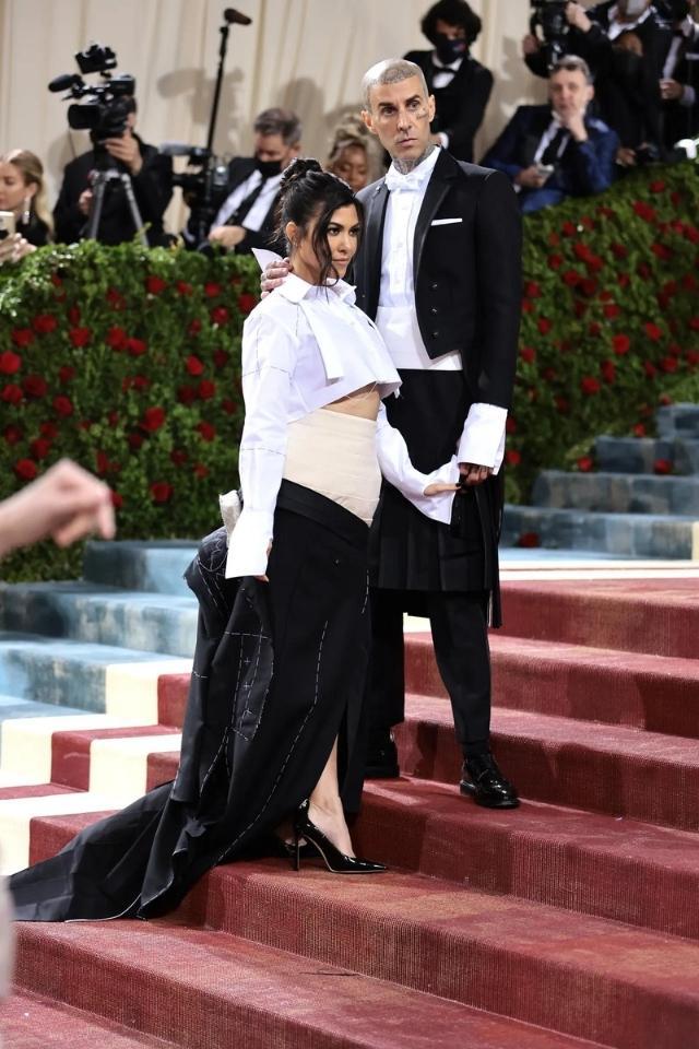 Kourtney Kardashian y Travis Barker en Thom Browne