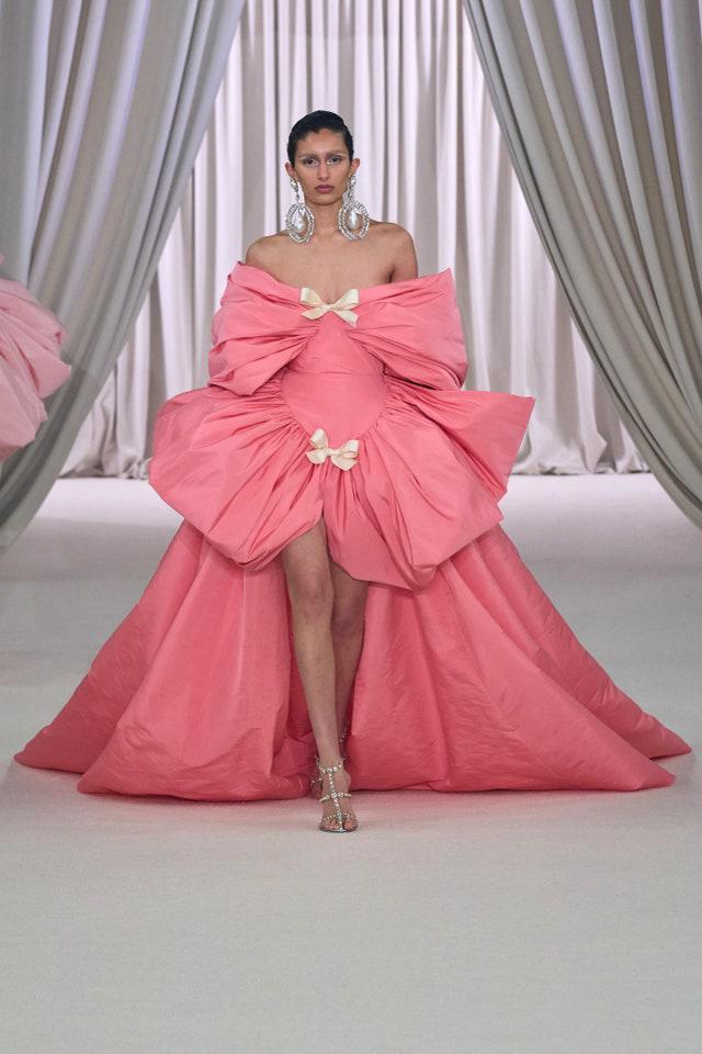 Giambattista Valli presenta colección Alta Costura Primavera-Verano 2023