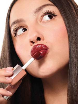 Cada día la ciencia avanza más, tanto en salud como en belleza, y hoy los labiales y brillos con ácido hialurónico se han convertido en las estrellas de tu neceser. No solo hidratan, reparan y suavizan, sino que también aportan un extra de volumen a tus labios. Te conquistarán al instante.