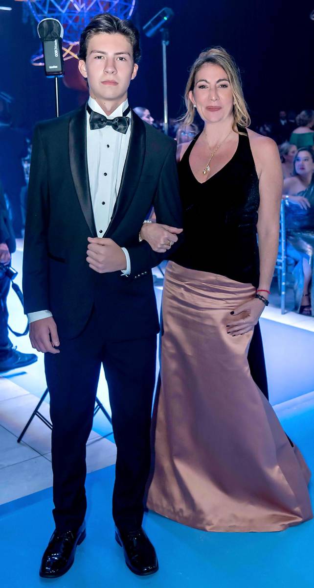 Desfile de Padres e Hijos en la gala de graduación de la Escuela Internacional Sampedrana 2026