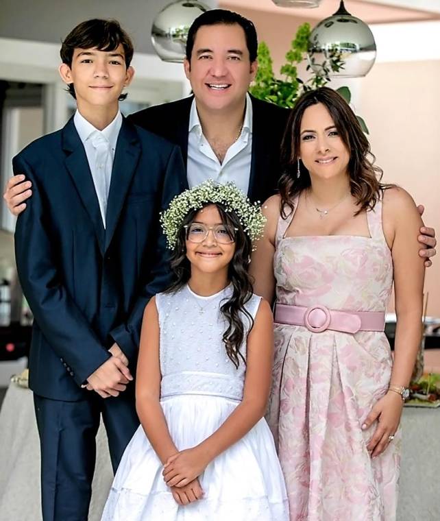 Durante una íntima ceremonia celebrada en la iglesia San Judas Tadeo de Tegucigalpa realizó su primera comunión Raquelle Edith Zelaya Kafati, quien luego protagonizó una celebración familiar ofrecida por sus padres, Héctor Manuel Zelaya y Marcela Kafati y junto a su hermano, Héctor Manuel.