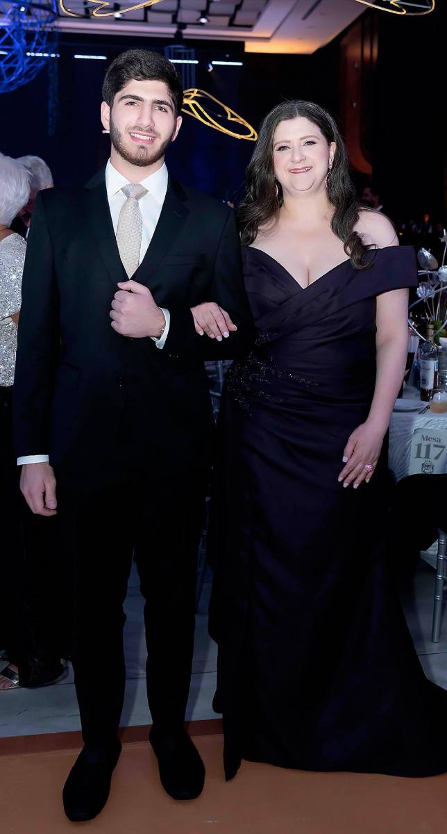 Desfile de Padres e Hijos en la gala de graduación de la Escuela Internacional Sampedrana 2026