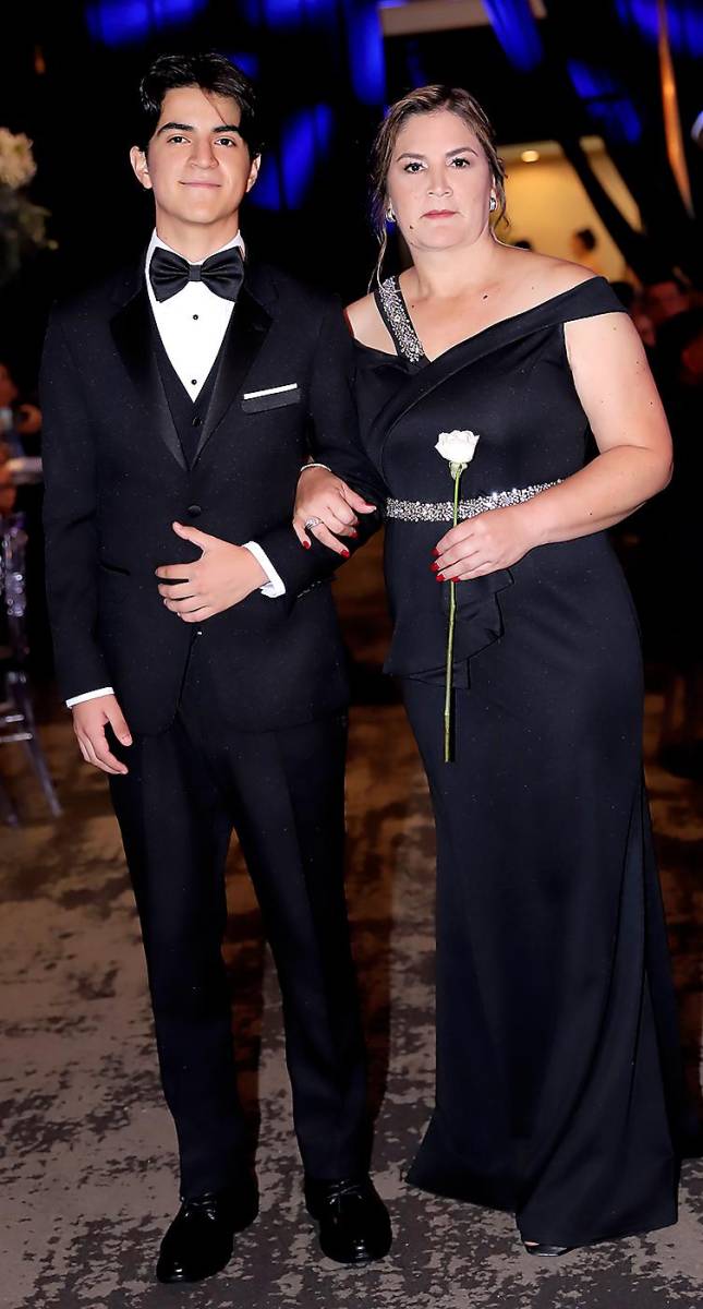 Oscar Armando Madrid con su madre Jennifer Ordóñez