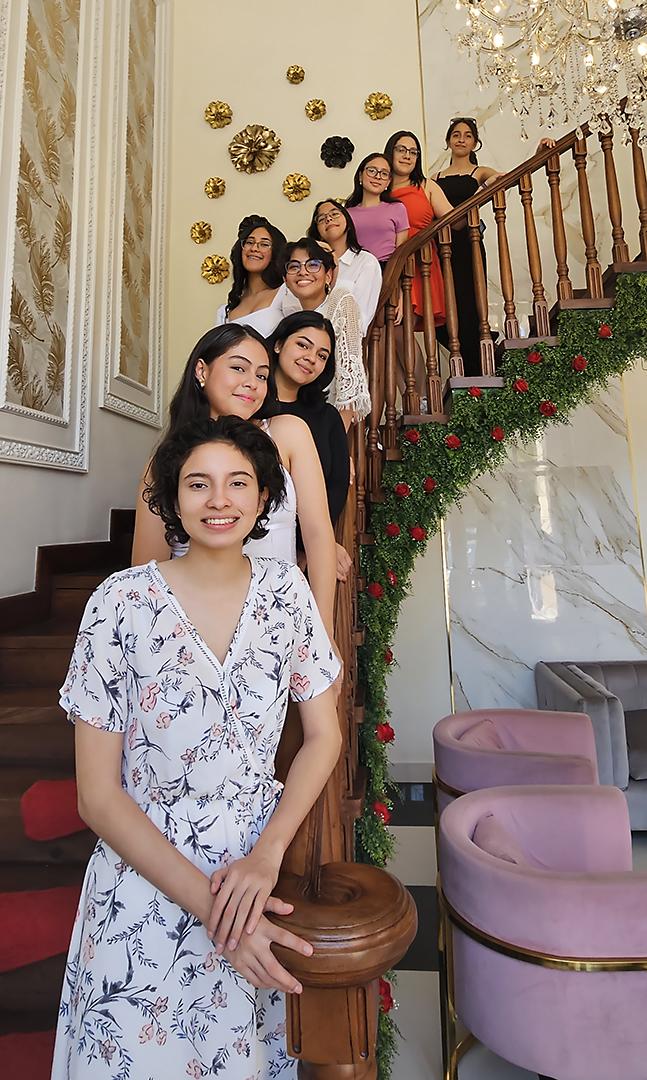 Las estudiantes de último año disfrutaron de su desayuno en el Restaurante Magnolia.