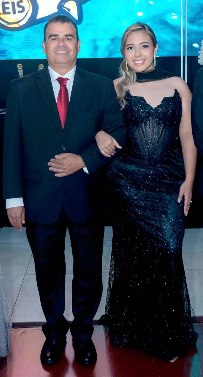 Desfile de Padres e Hijos en la gala de graduación de la Escuela Internacional Sampedrana 2026
