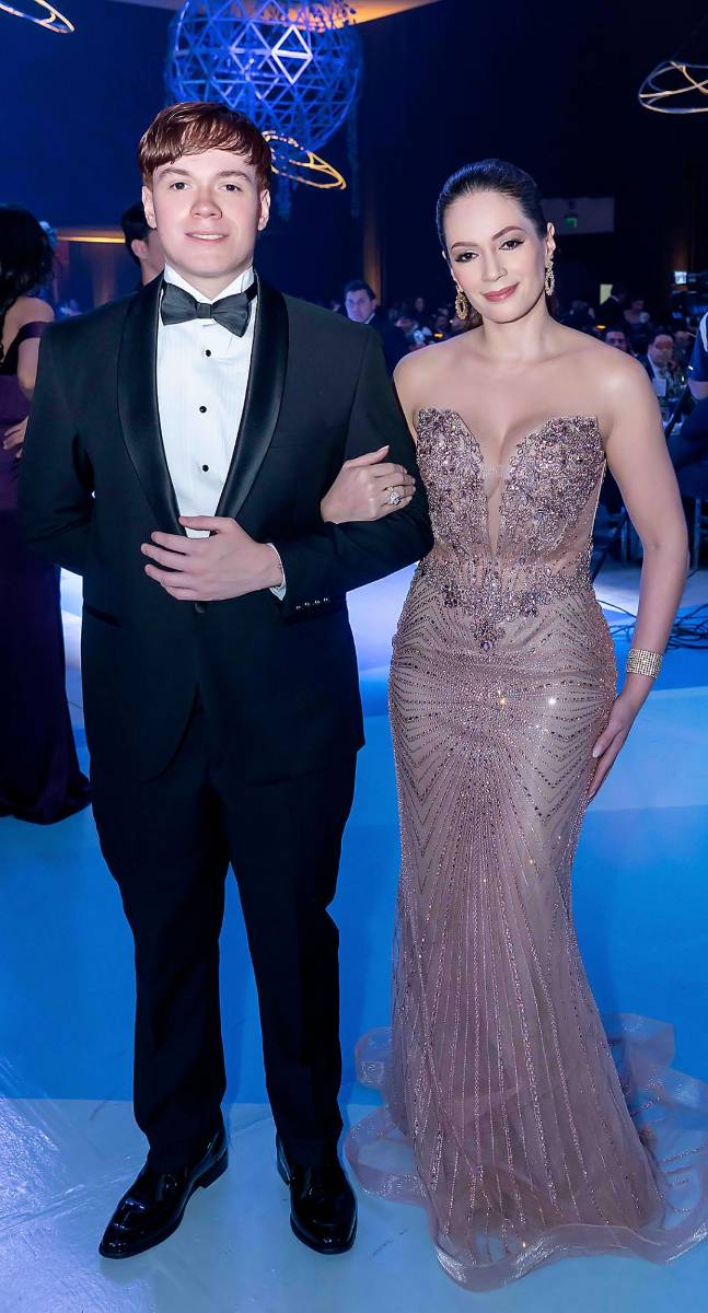 Desfile de Padres e Hijos en la gala de graduación de la Escuela Internacional Sampedrana 2026