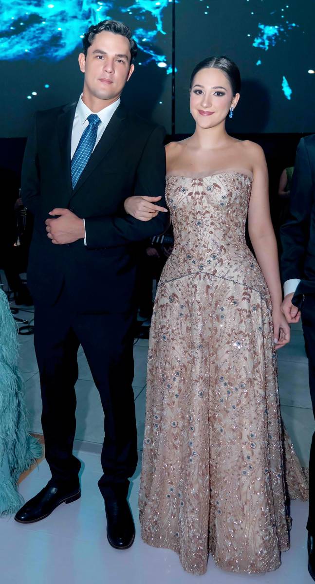 Desfile de Padres e Hijos en la gala de graduación de la Escuela Internacional Sampedrana 2026