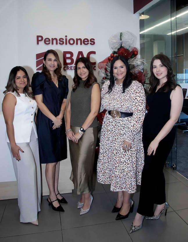 El inicio de la época más hermosa del año, la Navidad, fue el motivo por el cual la gerencia de Banca Privada de BAC reunió a sus clientes para celebrar un encuentro lleno de calidez, brindis especiales y sabores que anunciaron oficialmente el comienzo de la temporada festiva. La cita se realizó en la oficina del Edificio Próceres, entre luces, cócteles y momentos memorables. En la foto: Lurvin Hernández, Wendy Valenzuela, Fabiola Cañas, Andrea Cálix y Andrea Pacheco.
