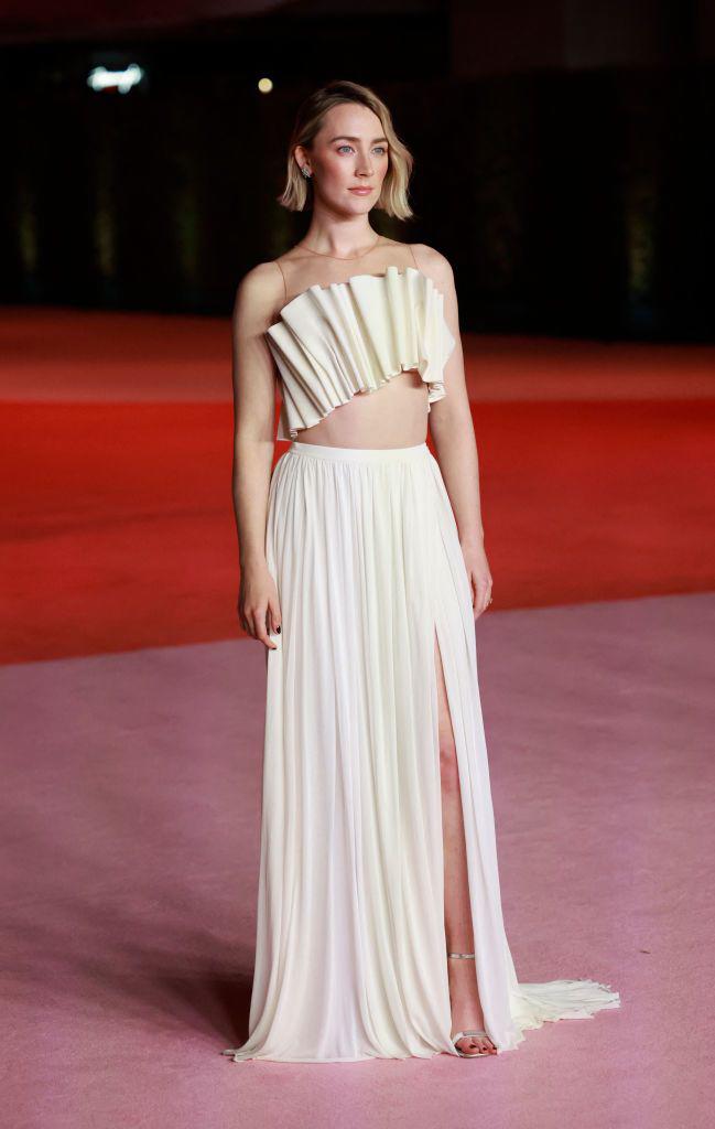 <b>Saoirse Ronan</b> irradia elegancia con un impresionante atuendo blanco de Louis Vuitton, realzado por deslumbrantes joyas de Asprey Jewelry.