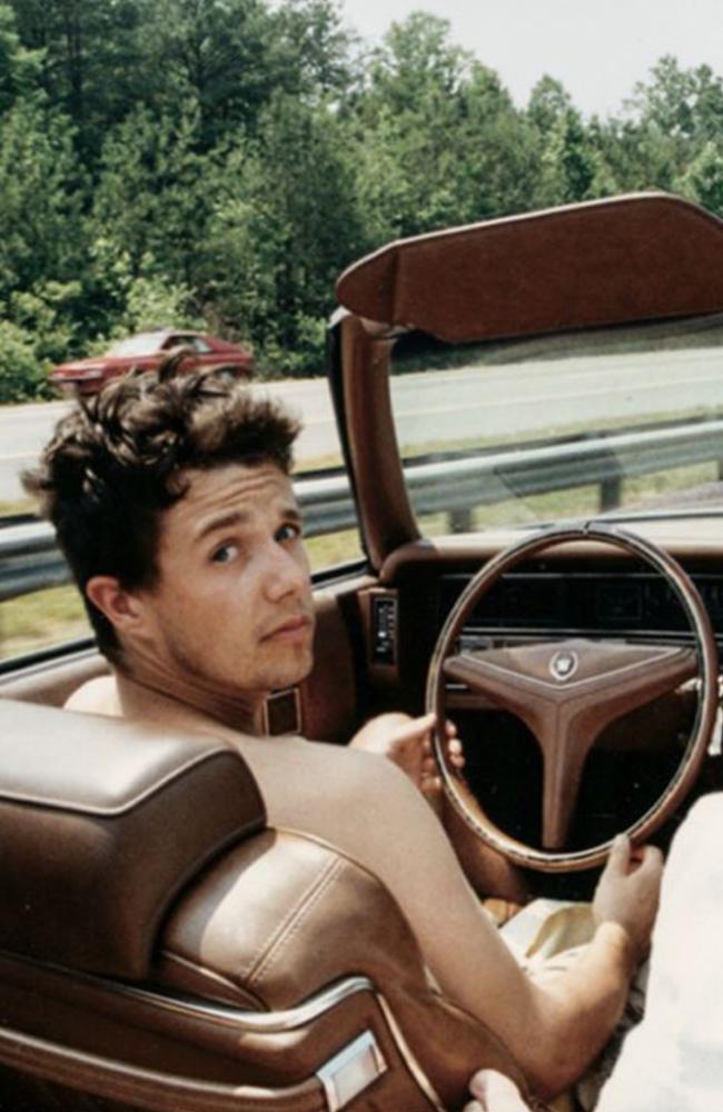 A inicios de los 90, era conocido como el “príncipe mimado y fiestero” por su amor por las autos y, por supuesto, las fiestas. No obstante, esta percepción cambió en su paso por la universidad. 