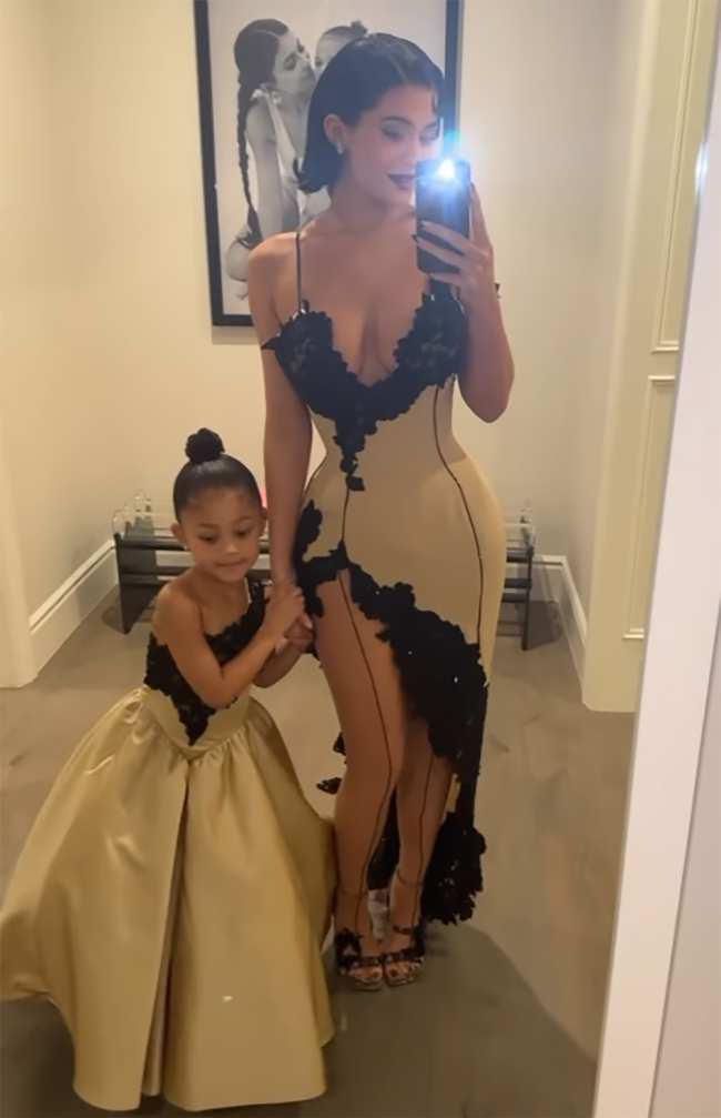 Kylie Jenner y Stormi lucieron preciosas con vestidos a juego de Mugler en la fiesta de Navidad.